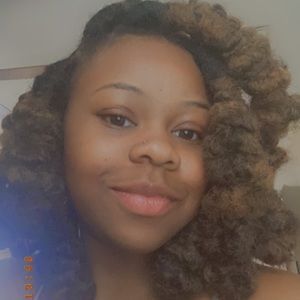 Meet your Posher, Alexia